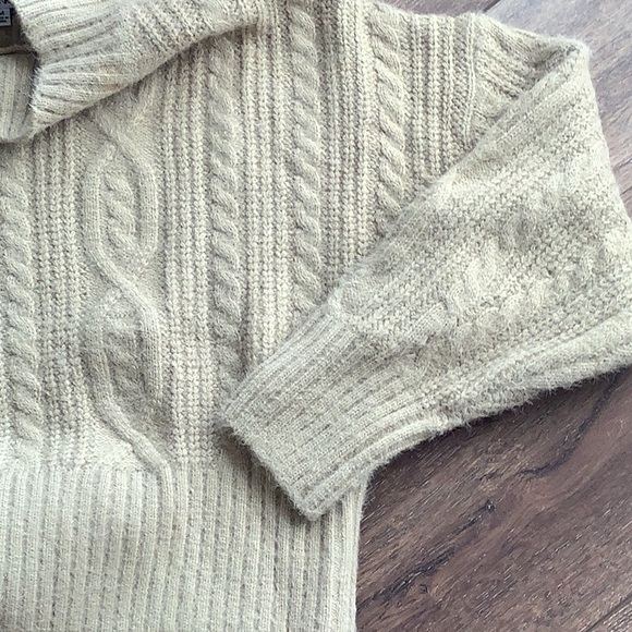 Beautiful Sweater by Fashion Nova 💛💛 - Picture 4 of 6